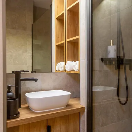 Luxurious & Spacious In The Kertesz Street