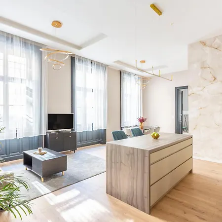 Luxurious & Spacious In The Kertesz Street *