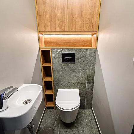 Luxurious & Spacious In The Kertesz Street Daire