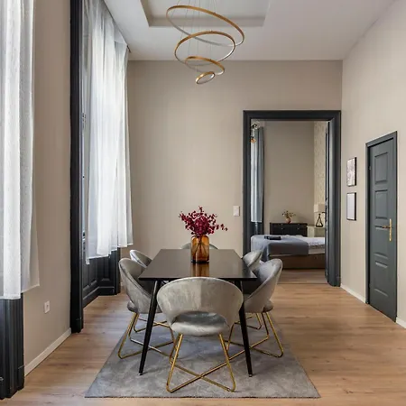 Luxurious & Spacious In The Kertesz Street Daire