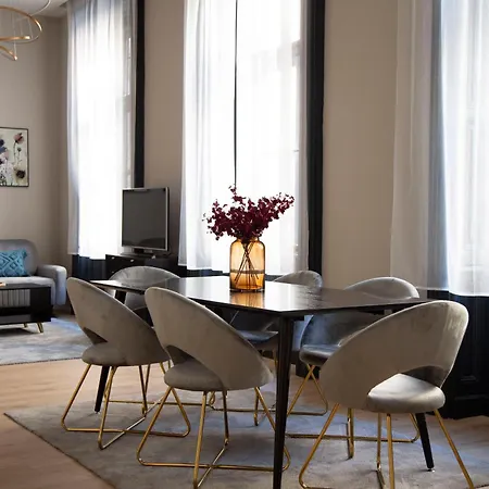 Luxurious & Spacious In The Kertesz Street Daire