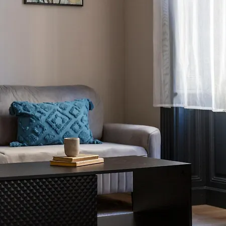 Luxurious & Spacious In The Kertesz Street Daire