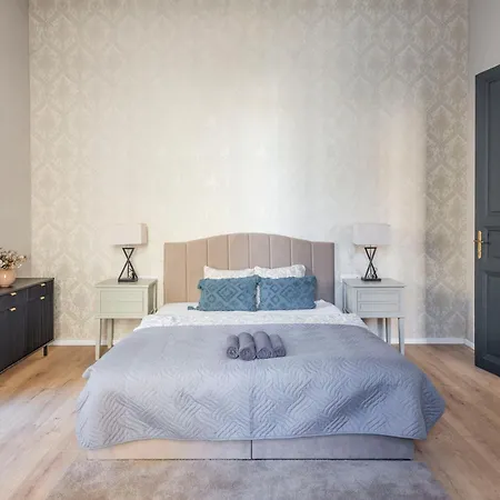 Luxurious & Spacious In The Kertesz Street Budapeşte